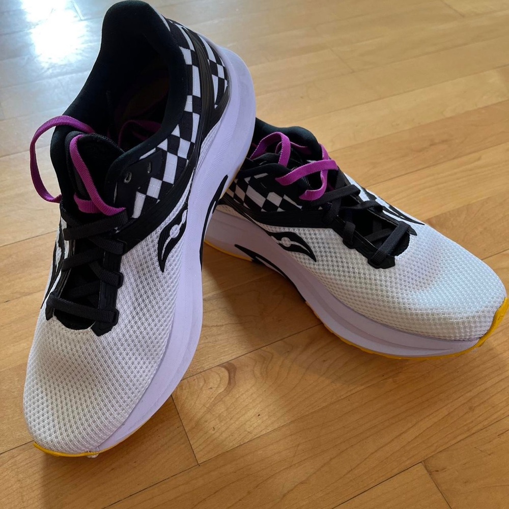 Saucony  women Axon Road running shoes size 9